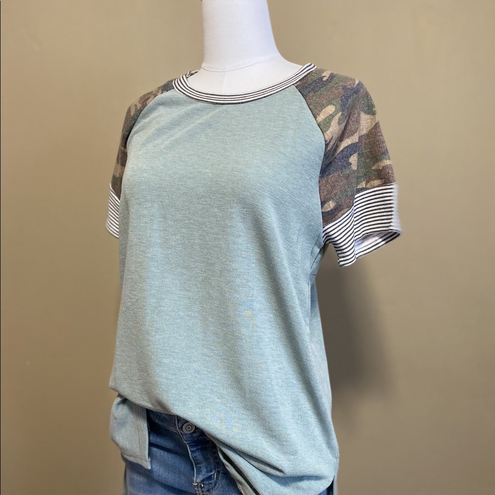 Camo Contrast Top - Picture 2 of 4